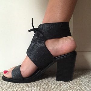 Size 7.5 Steve Madden lace up heels
